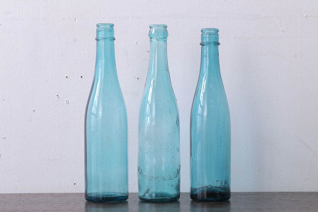 アンティーク雑貨　昭和レトロ　青色!気泡入りの古いガラス瓶3本セット(1)