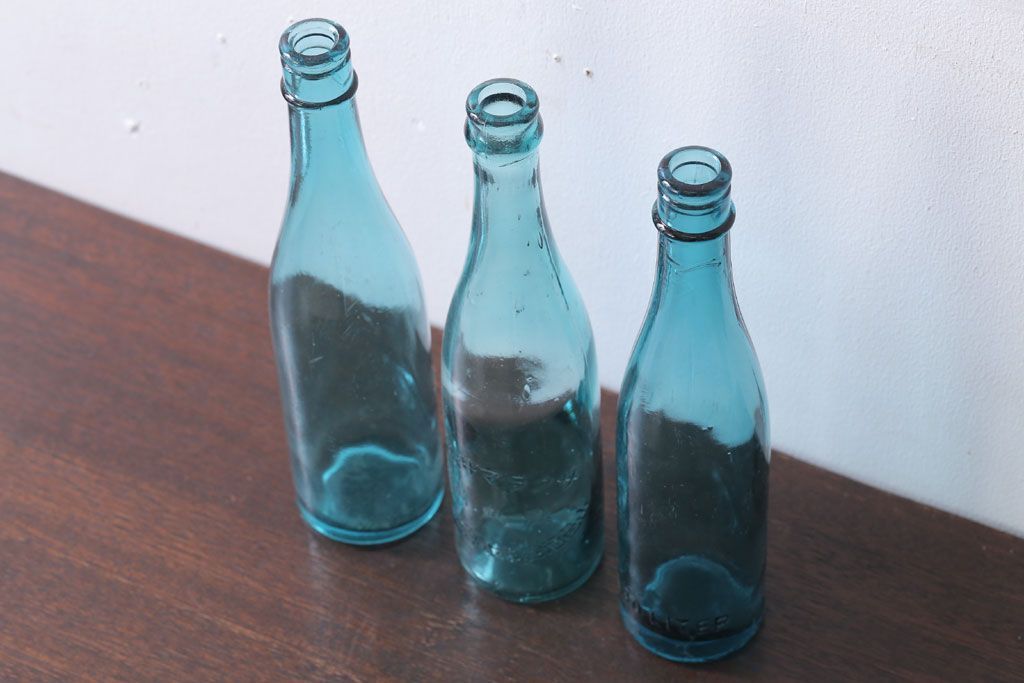 アンティーク雑貨　昭和レトロ　青色!気泡入りの古いガラス瓶3本セット(1)