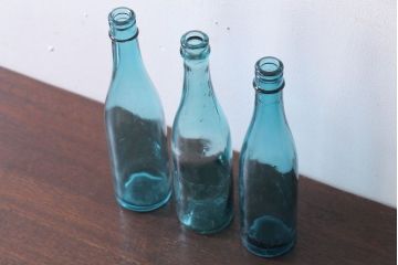 アンティーク雑貨　昭和レトロ　青色!気泡入りの古いガラス瓶3本セット(1)
