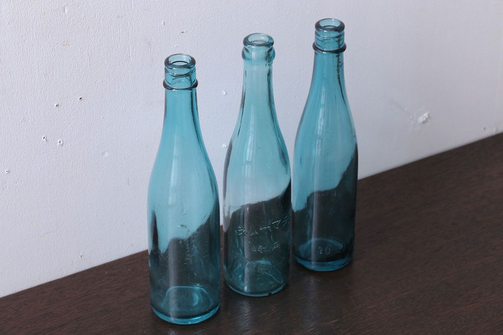 アンティーク雑貨　昭和レトロ　青色!気泡入りの古いガラス瓶3本セット(1)