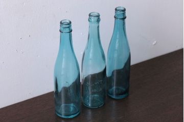 アンティーク雑貨　昭和レトロ　青色!気泡入りの古いガラス瓶3本セット(1)