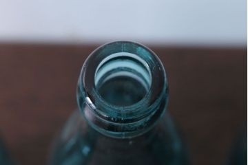 アンティーク雑貨　昭和レトロ　青色!気泡入りの古いガラス瓶3本セット(1)