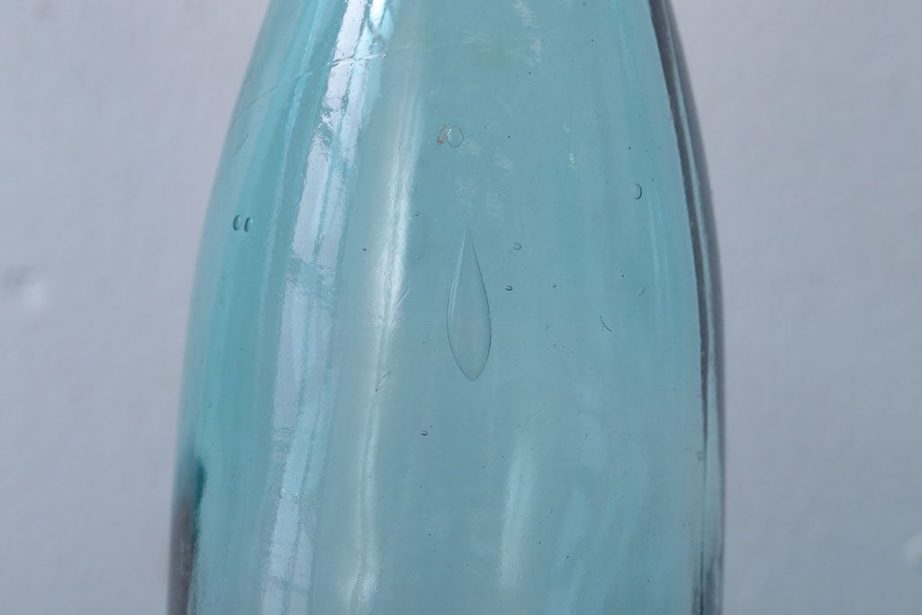 アンティーク雑貨　昭和レトロ　青色!気泡入りの古いガラス瓶3本セット(1)