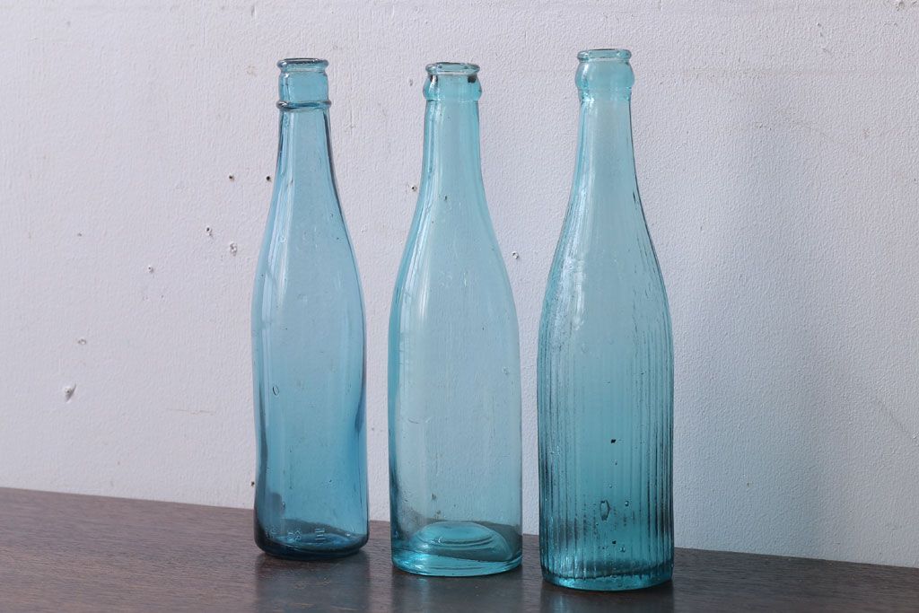 アンティーク雑貨　昭和レトロ　青色!気泡入りの古いガラス瓶3本セット(2)