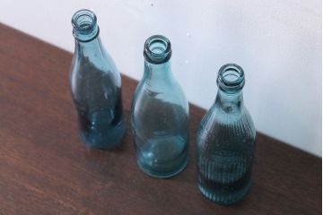 アンティーク雑貨　昭和レトロ　青色!気泡入りの古いガラス瓶3本セット(2)