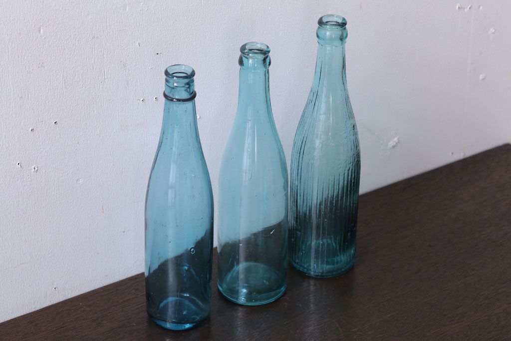 アンティーク雑貨　昭和レトロ　青色!気泡入りの古いガラス瓶3本セット(2)