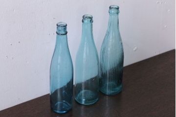アンティーク雑貨　昭和レトロ　青色!気泡入りの古いガラス瓶3本セット(2)