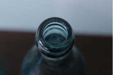アンティーク雑貨　昭和レトロ　青色!気泡入りの古いガラス瓶3本セット(2)
