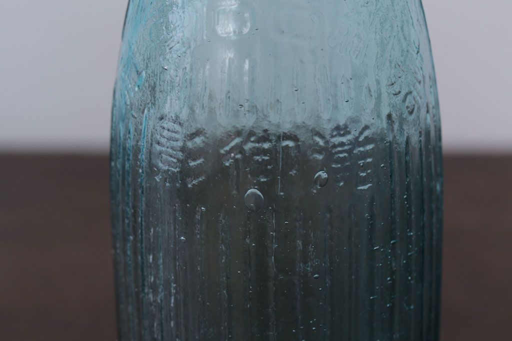 アンティーク雑貨　昭和レトロ　青色!気泡入りの古いガラス瓶3本セット(2)