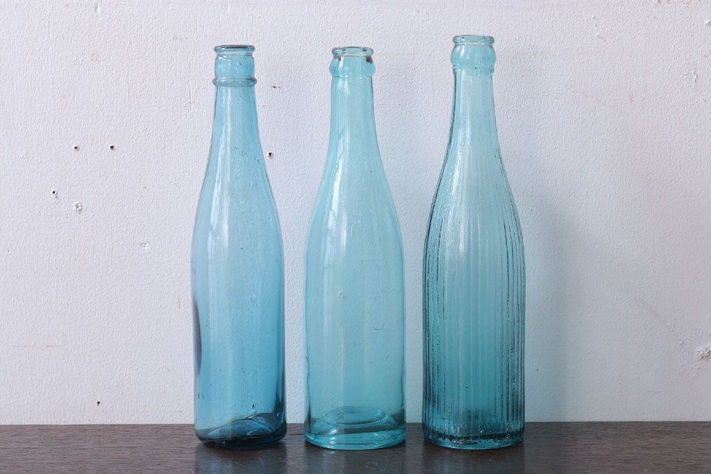 アンティーク雑貨　昭和レトロ　青色!気泡入りの古いガラス瓶3本セット(2)