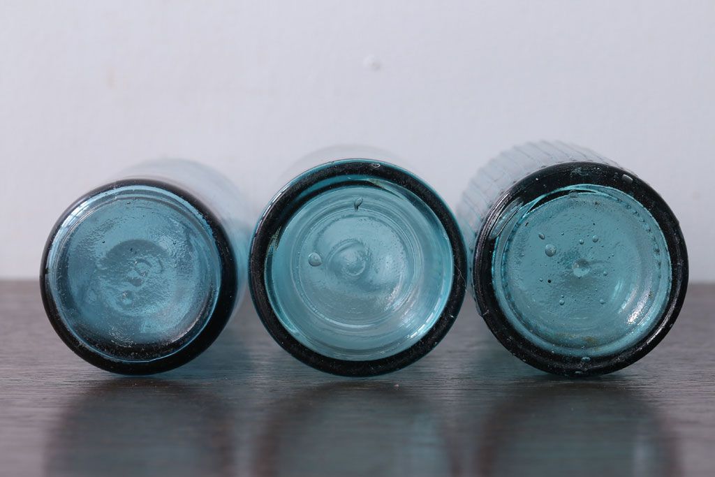 アンティーク雑貨　昭和レトロ　青色!気泡入りの古いガラス瓶3本セット(2)