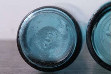 アンティーク雑貨　昭和レトロ　青色!気泡入りの古いガラス瓶3本セット(2)