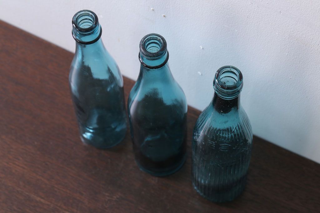 アンティーク雑貨　アンティーク　青色!気泡入りの古いガラス瓶3本セット(1)