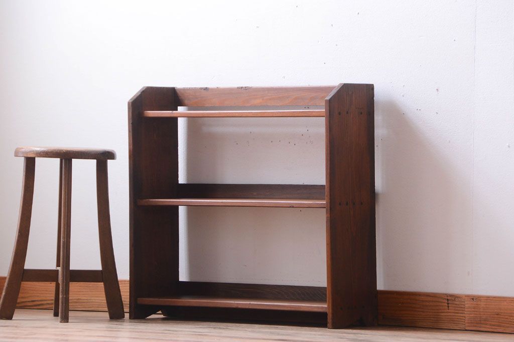 アンティーク家具　和製アンティーク　古い木のシンプルで小振りな本棚