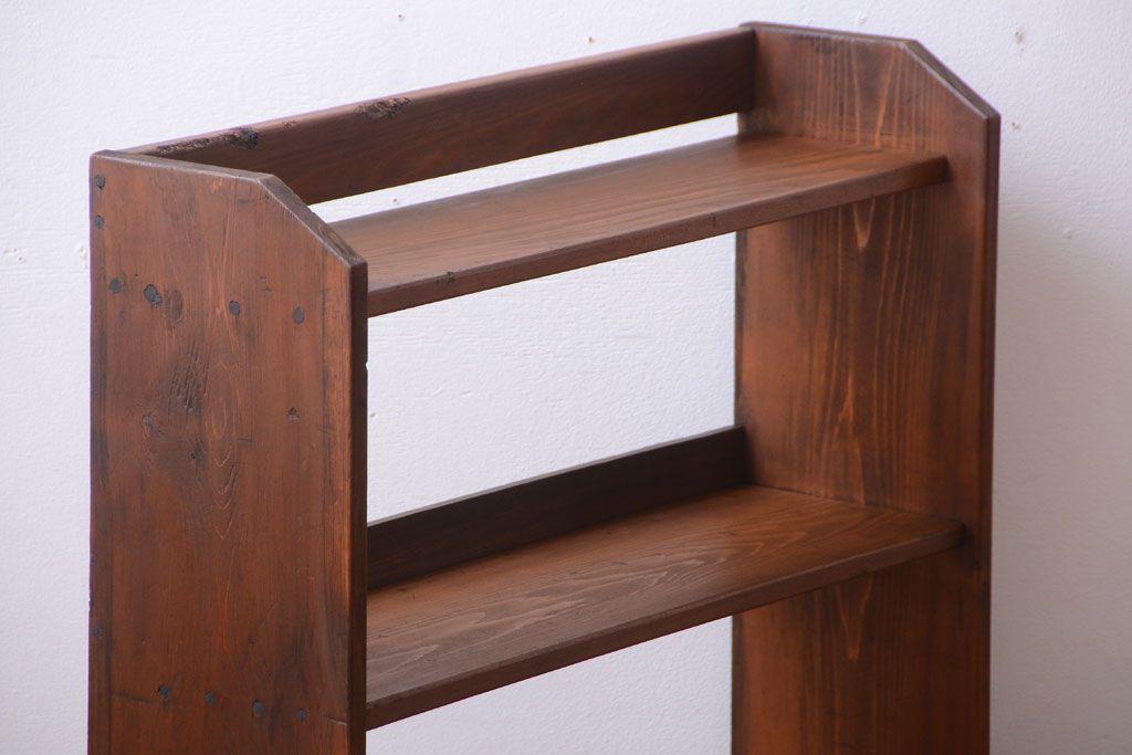 アンティーク家具　和製アンティーク　古い木のシンプルで小振りな本棚