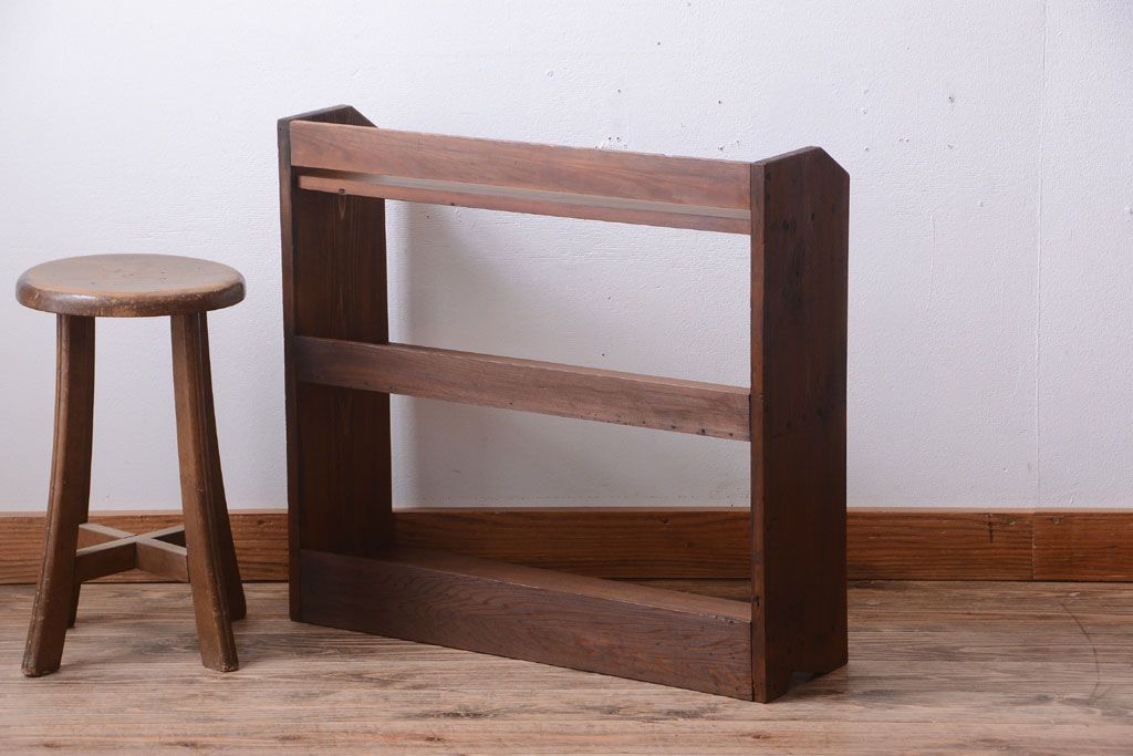 アンティーク家具　和製アンティーク　古い木のシンプルで小振りな本棚