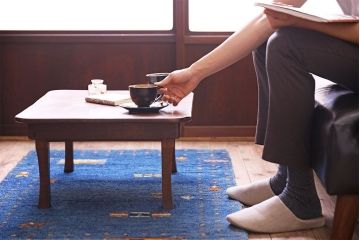 アンティーク雑貨　古民具・骨董　天板欅材一枚板のアンティーク角ちゃぶ台