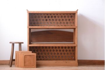 中古　民芸家具　屋久杉製の上品な木味戸棚(茶棚・飾り棚・収納棚)(2)