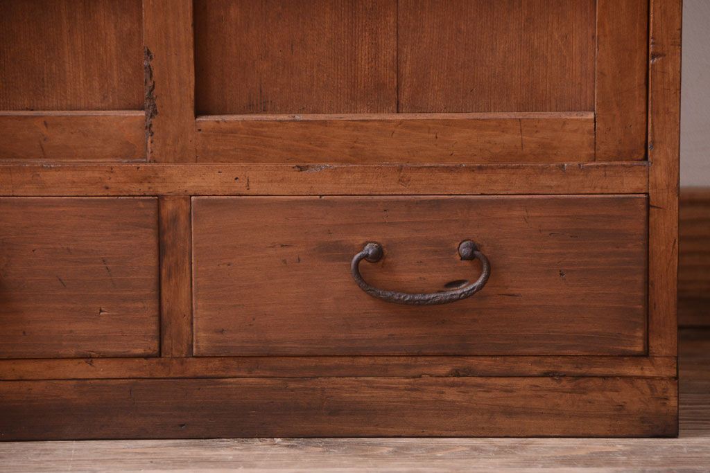 アンティーク家具　和製アンティーク　古い木製の小ぶりな収納棚(下駄箱)(3)