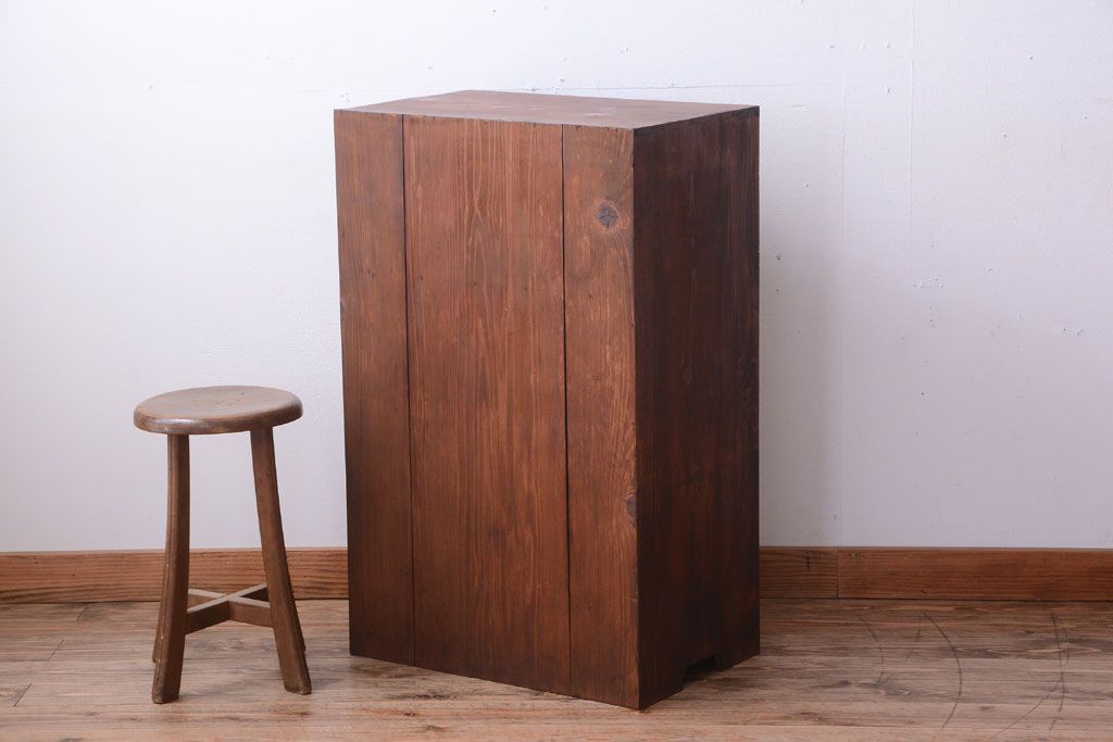 アンティーク家具　和製アンティーク　古い木製の小ぶりな収納棚(下駄箱)(3)