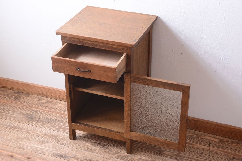 レトロ家具　昭和レトロ　古い木製のアンティークサイドテーブル(収納棚)