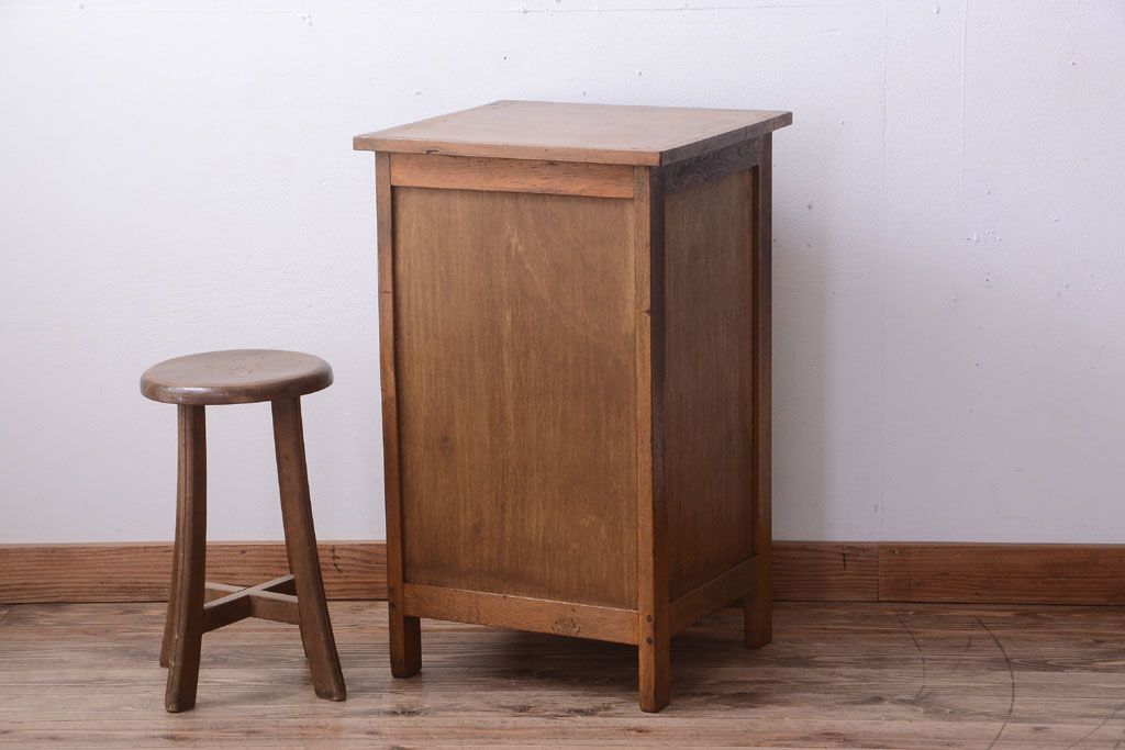 レトロ家具　昭和レトロ　古い木製のアンティークサイドテーブル(収納棚)
