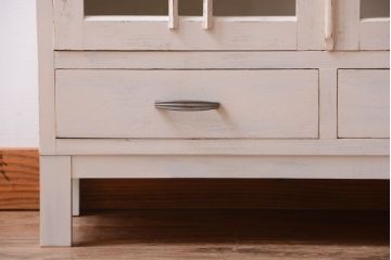 アンティーク家具　アンティークペイント　脚付きのかわいい本箱(収納棚)