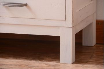 アンティーク家具　アンティークペイント　脚付きのかわいい本箱(収納棚)