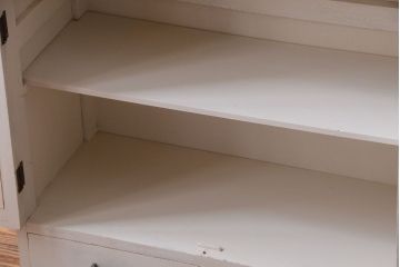 アンティーク家具　アンティークペイント　脚付きのかわいい本箱(収納棚)