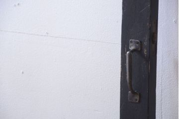 アンティークペイント　大きなガラス面の古い木製ドア