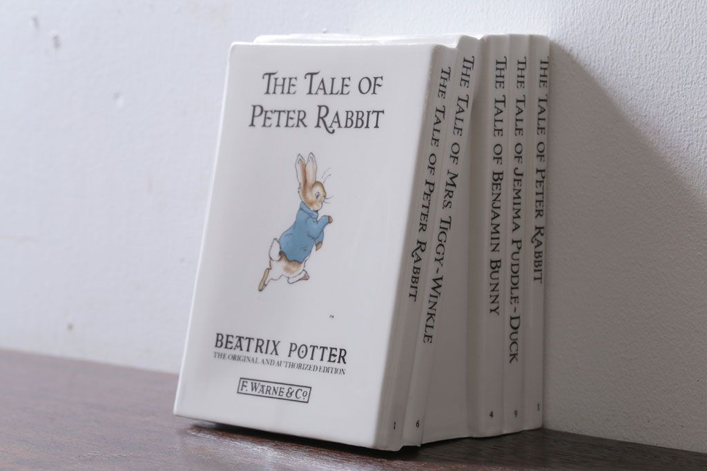 アンティーク雑貨　中古　イギリスWedgwood(ウェッジウッド)　ピーターラビット　ブックエンド型貯金箱