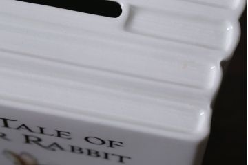 アンティーク雑貨　中古　イギリスWedgwood(ウェッジウッド)　ピーターラビット　ブックエンド型貯金箱