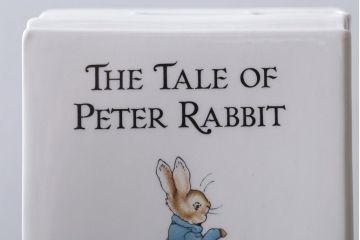 アンティーク雑貨　中古　イギリスWedgwood(ウェッジウッド)　ピーターラビット　ブックエンド型貯金箱