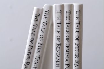 アンティーク雑貨　中古　イギリスWedgwood(ウェッジウッド)　ピーターラビット　ブックエンド型貯金箱