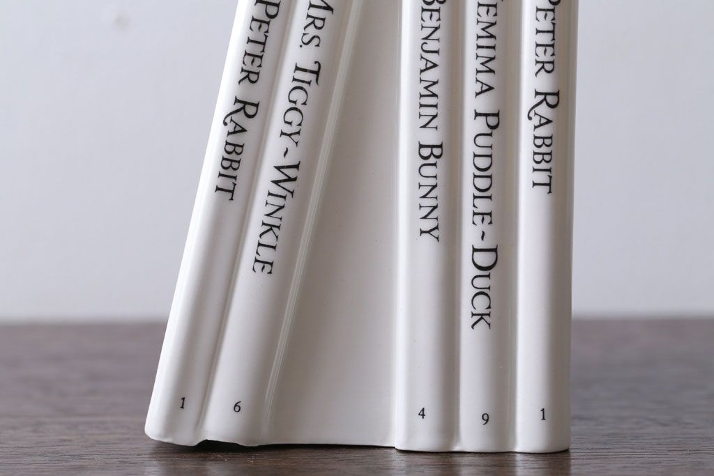 アンティーク雑貨　中古　イギリスWedgwood(ウェッジウッド)　ピーターラビット　ブックエンド型貯金箱