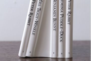 アンティーク雑貨　中古　イギリスWedgwood(ウェッジウッド)　ピーターラビット　ブックエンド型貯金箱