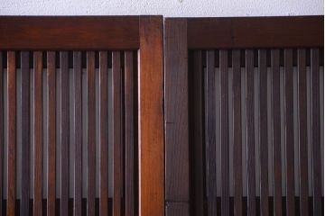古民具・骨董　裏ガラス入り!腰板欅材のモールガラス帯格子戸2枚セット(1)