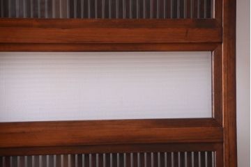 古民具・骨董　裏ガラス入り!腰板欅材のモールガラス帯格子戸2枚セット(1)