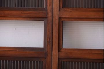 古民具・骨董　裏ガラス入り!腰板欅材のモールガラス帯格子戸2枚セット(1)