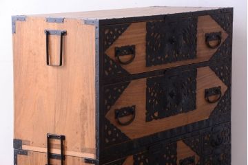 アンティーク家具　古民具・骨董　明治〜大正期　高級品!美しい金具の上質な重ね総桐佐渡箪笥(桐箪笥、桐たんす)