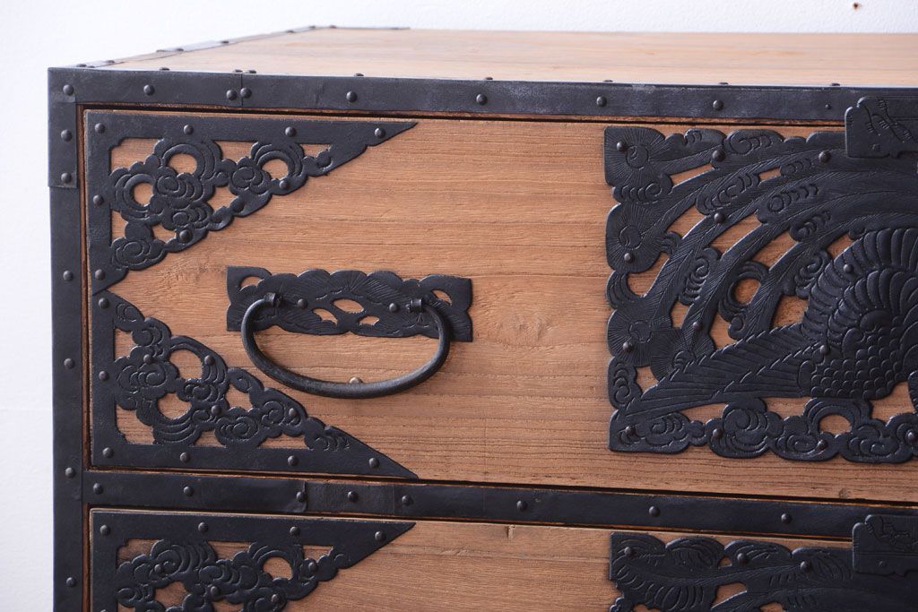 アンティーク家具　古民具・骨董　明治〜大正期　高級品!美しい金具の上質な重ね総桐佐渡箪笥(桐箪笥、桐たんす)