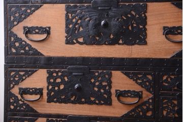 アンティーク家具　古民具・骨董　明治〜大正期　高級品!美しい金具の上質な重ね総桐佐渡箪笥(桐箪笥、桐たんす)