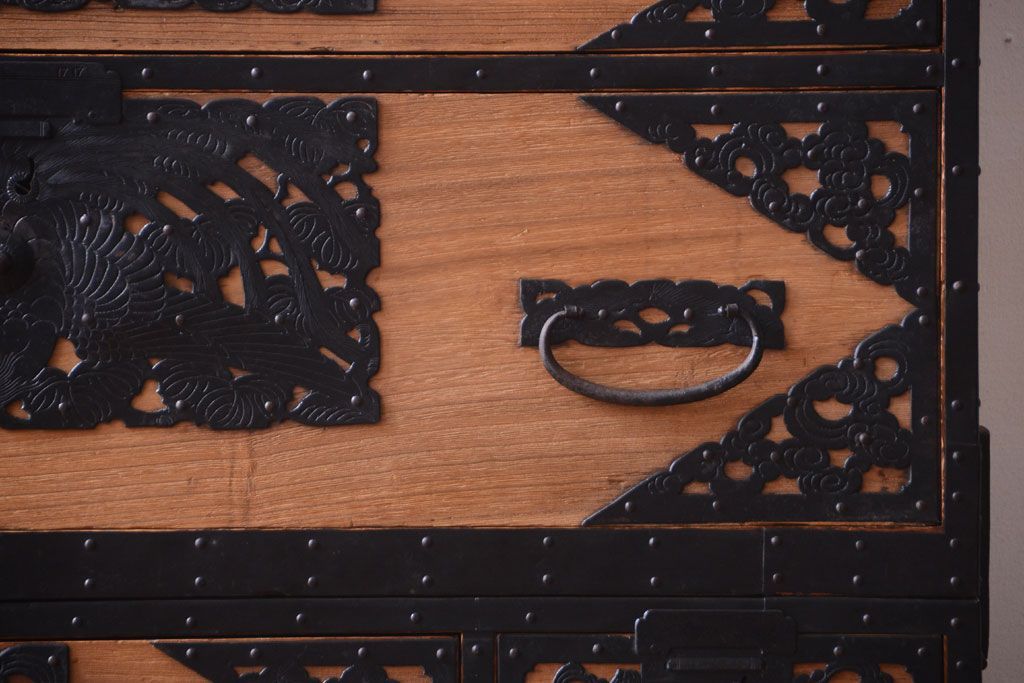 アンティーク家具　古民具・骨董　明治〜大正期　高級品!美しい金具の上質な重ね総桐佐渡箪笥(桐箪笥、桐たんす)