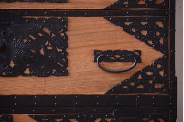 アンティーク家具　古民具・骨董　明治〜大正期　高級品!美しい金具の上質な重ね総桐佐渡箪笥(桐箪笥、桐たんす)