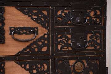 アンティーク家具　古民具・骨董　明治〜大正期　高級品!美しい金具の上質な重ね総桐佐渡箪笥(桐箪笥、桐たんす)