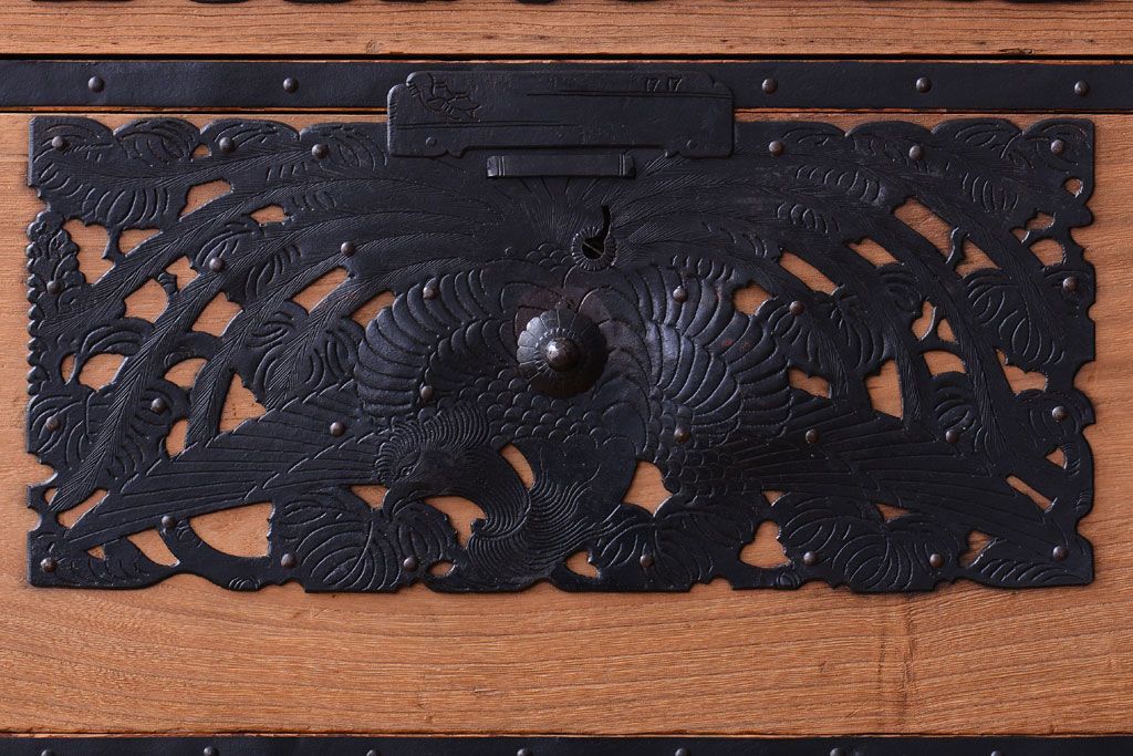 アンティーク家具　古民具・骨董　明治〜大正期　高級品!美しい金具の上質な重ね総桐佐渡箪笥(桐箪笥、桐たんす)