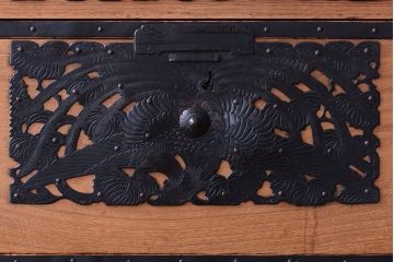 アンティーク家具　古民具・骨董　明治〜大正期　高級品!美しい金具の上質な重ね総桐佐渡箪笥(桐箪笥、桐たんす)