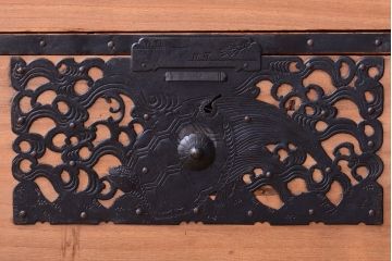 アンティーク家具　古民具・骨董　明治〜大正期　高級品!美しい金具の上質な重ね総桐佐渡箪笥(桐箪笥、桐たんす)