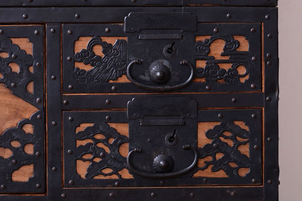 アンティーク家具　古民具・骨董　明治〜大正期　高級品!美しい金具の上質な重ね総桐佐渡箪笥(桐箪笥、桐たんす)