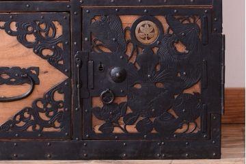 アンティーク家具　古民具・骨董　明治〜大正期　高級品!美しい金具の上質な重ね総桐佐渡箪笥(桐箪笥、桐たんす)